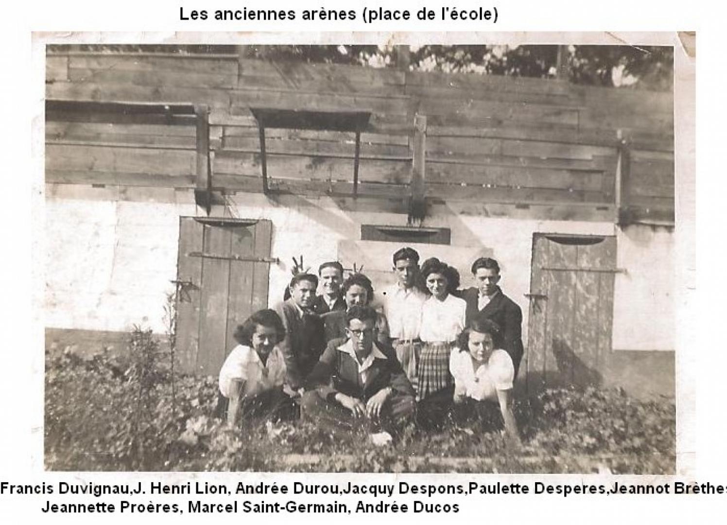 Arènes place de l'école.jpg